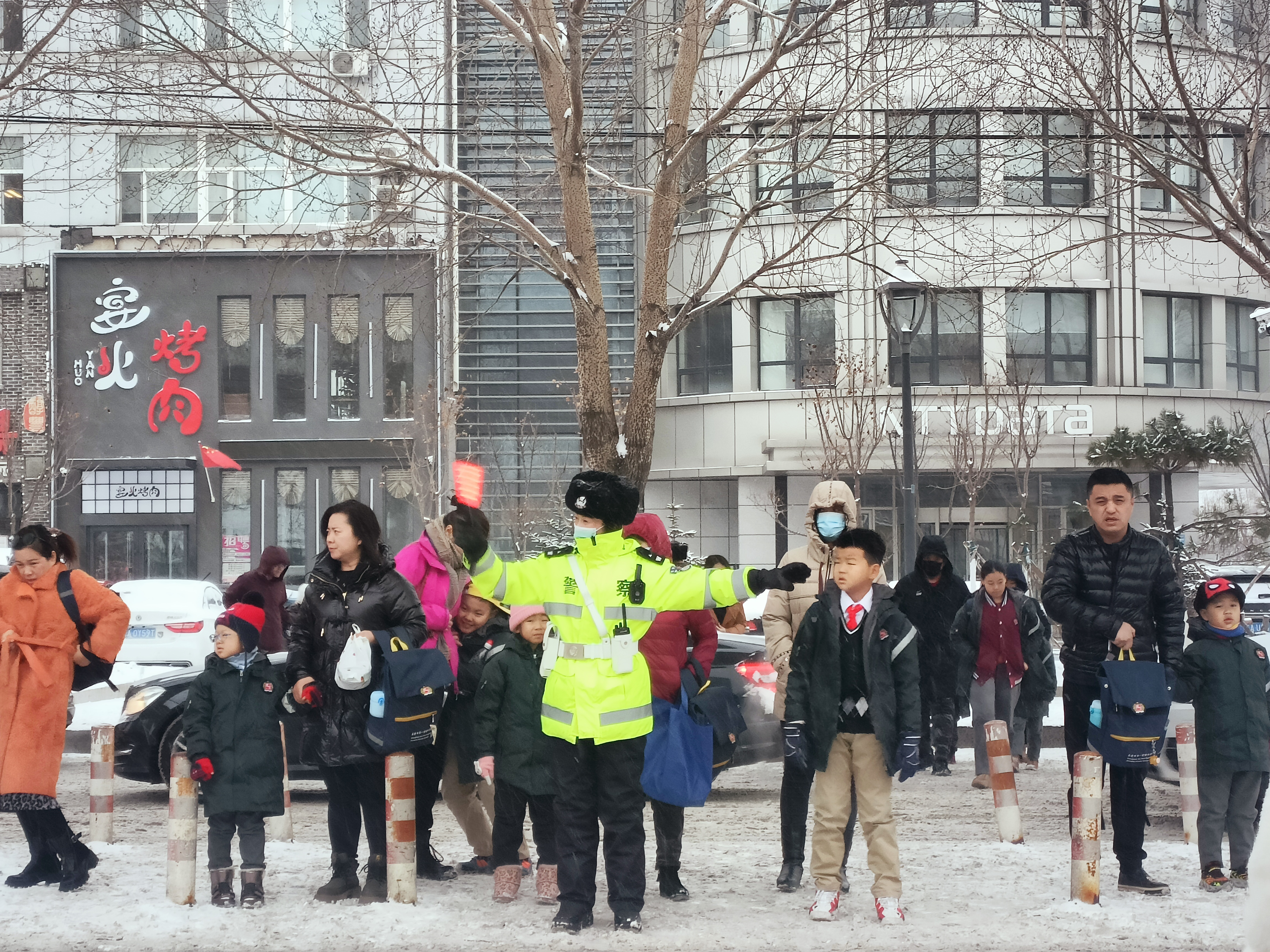 长春交警启动一级勤务,雪中保畅通